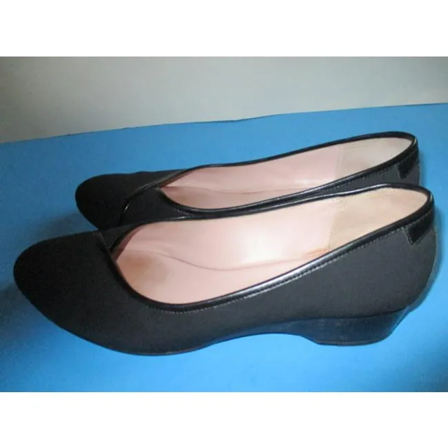 Taryn Rose Black Microfiber Surface Almond Pumps Size Us